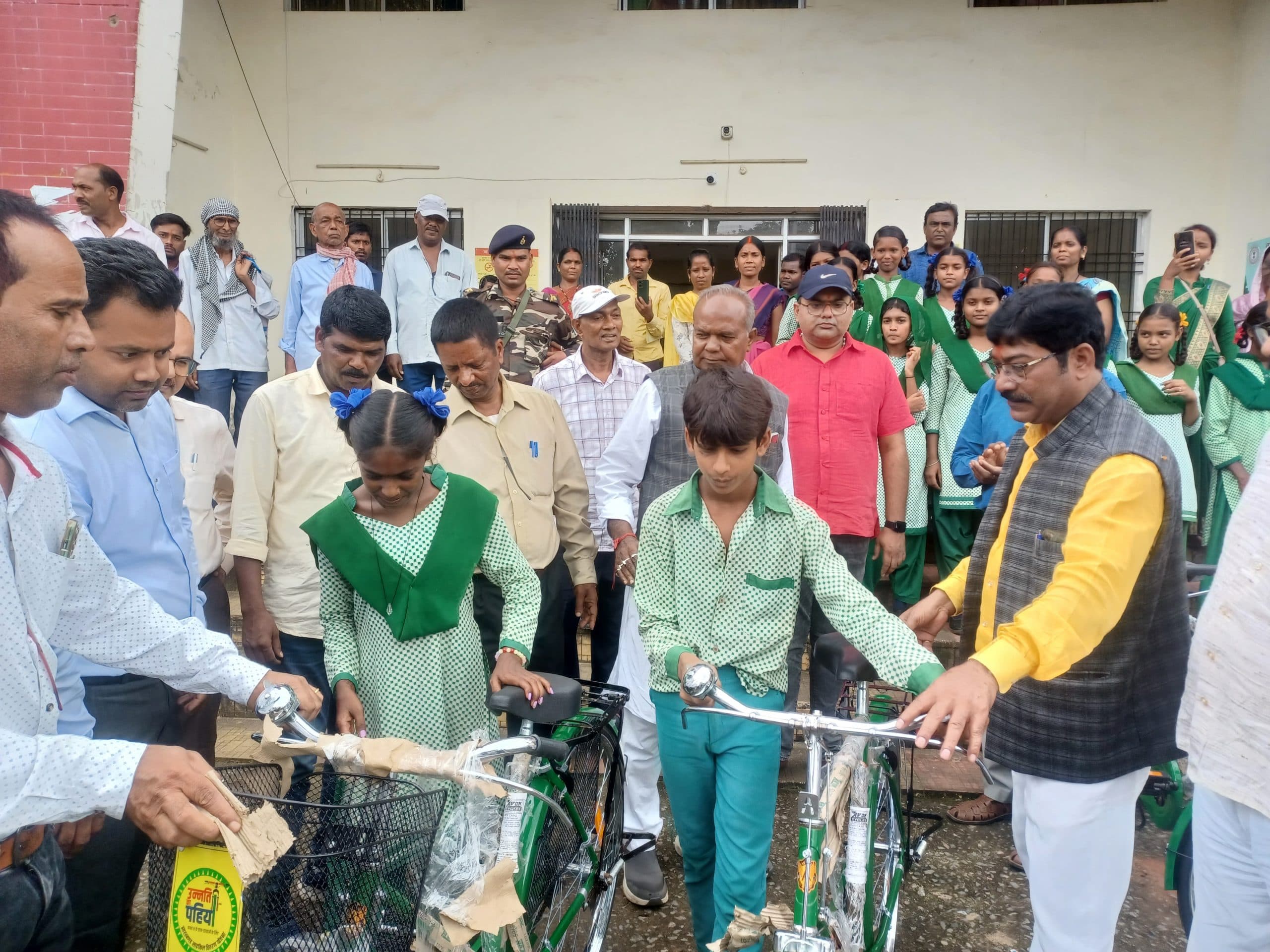 स्कूल परिसर में छात्रावास की ऑनलाइन रखी आधारशिला