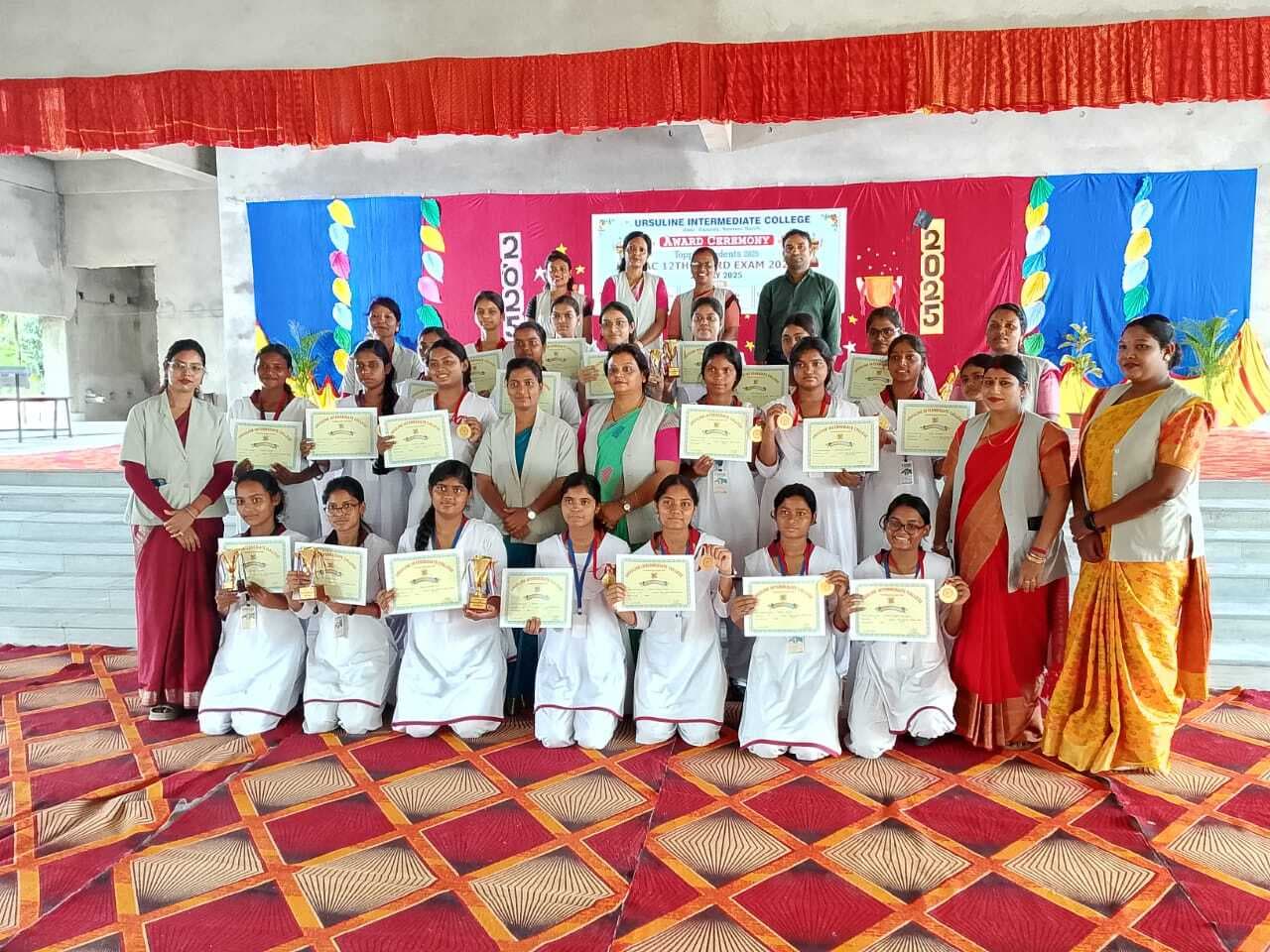 इंटर के मेधावी छात्राओं को मिला सम्मान