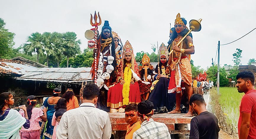 Hajipur News : नवनिर्मित शिव-हनुमान मंदिर में हुई प्रतिमा की प्राणप्रतिष्ठा