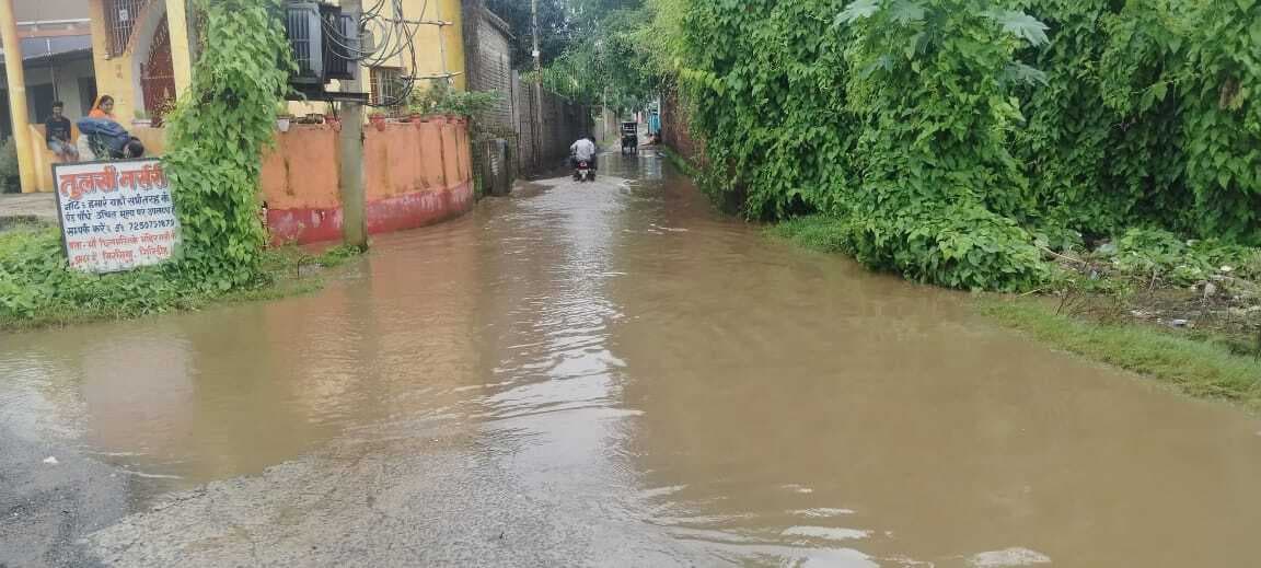Giridih News : पुलिया को जाम करने से जलजमाव, लोगों का आवागमन हुआ मुश्किल