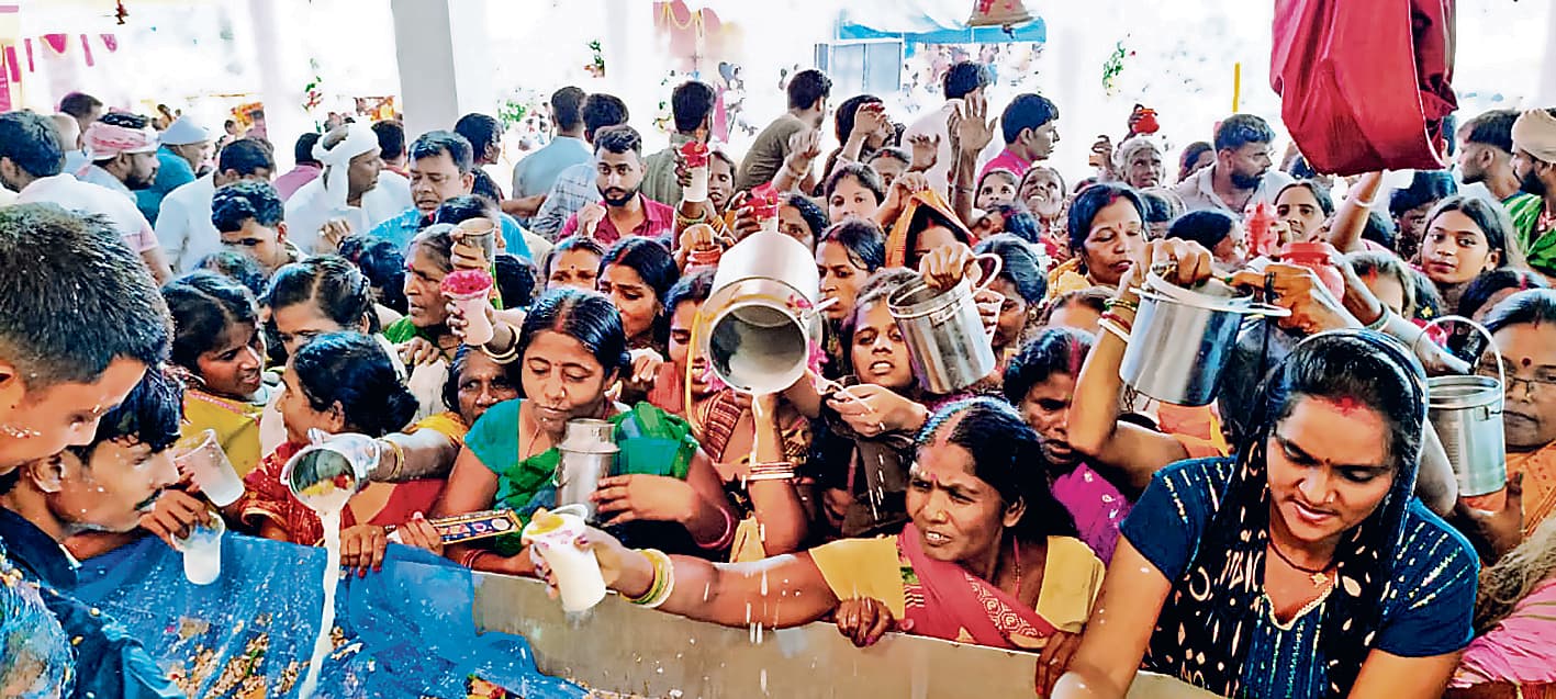 Hajipur News : नागपंचमी पर मां विषहरी को सवा लाख लोगों ने चढ़ाये दूध-लावा