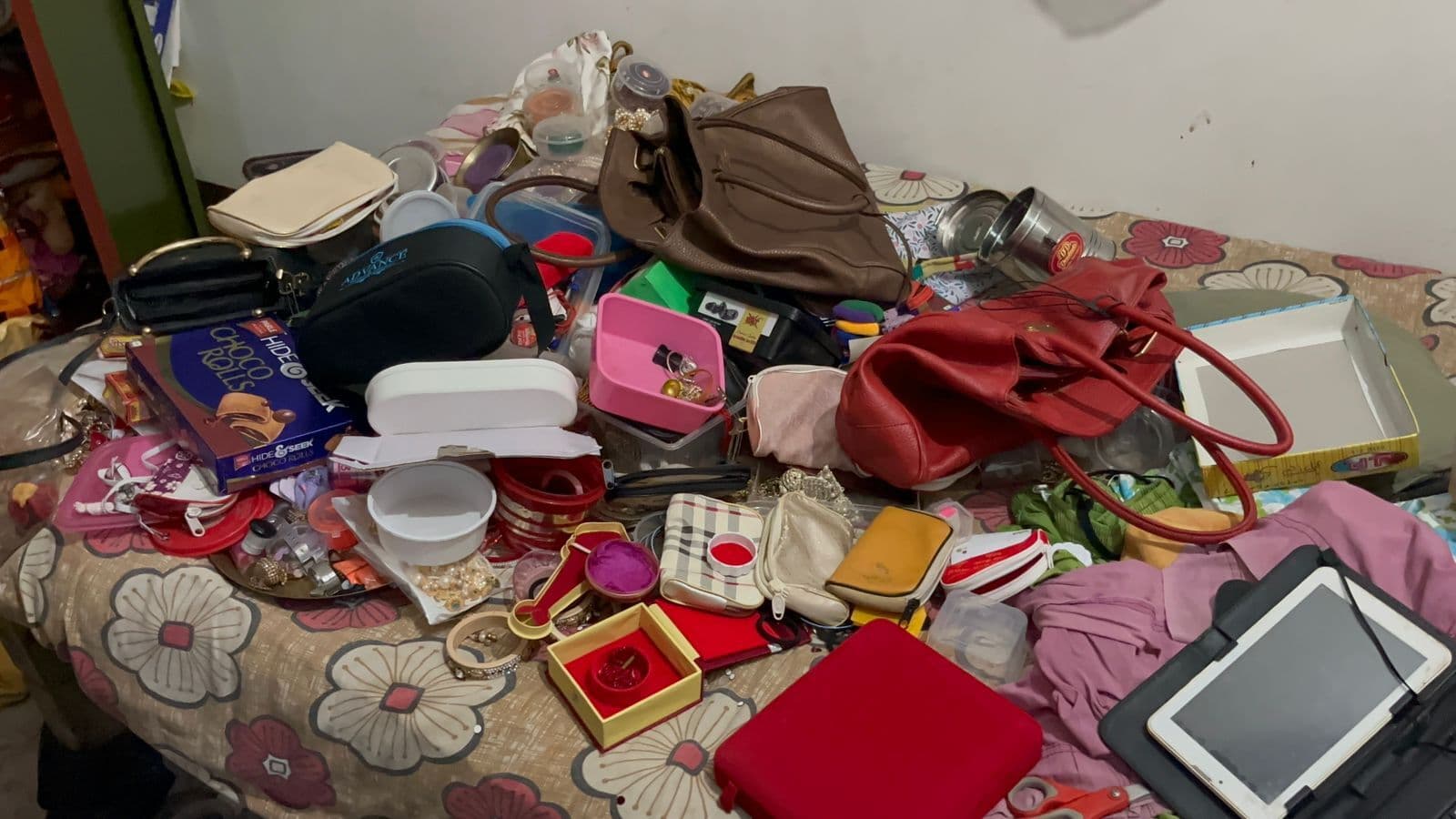 Giridih News : बच्चे के इलाज के लिए दिल्ली एम्स गया था परिवार, चोरों ने घर कर दिया साफ