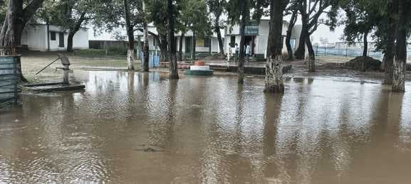 धपरा स्थित मिल्लत प्लस टू उच्च विद्यालय जलजमाव से बेहाल, शिक्षण व्यवस्था प्रभावित