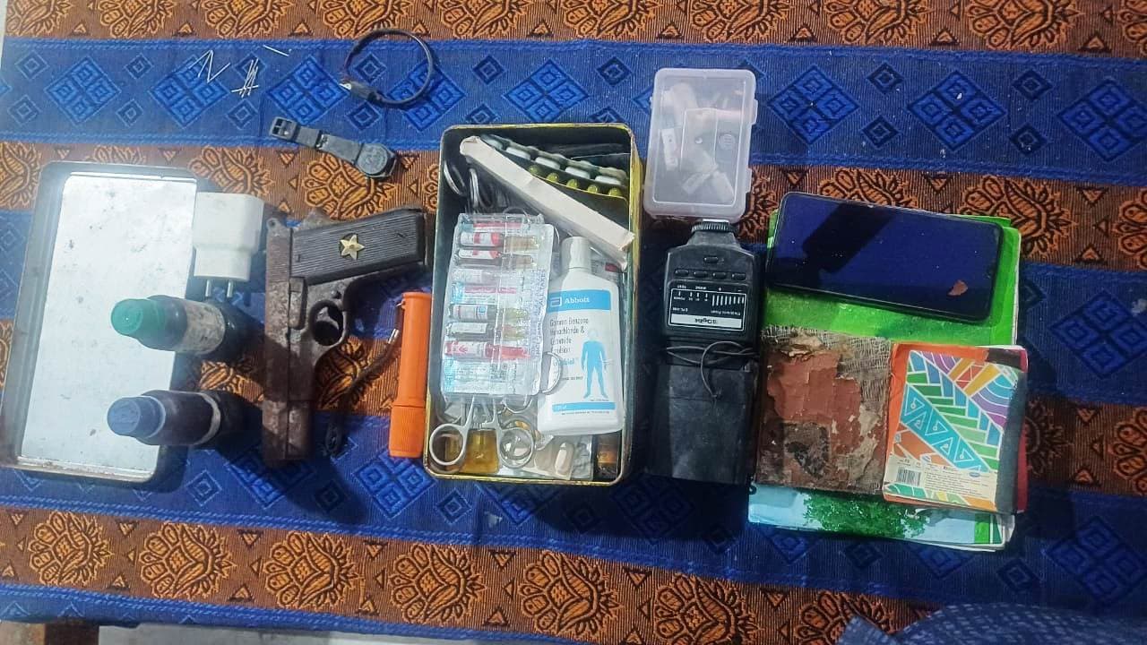 कंदनी जंगल के पहाड़ की गुफा से नक्सलियों के इलेक्ट्रॉनिक्स गैजेट्स बरामद