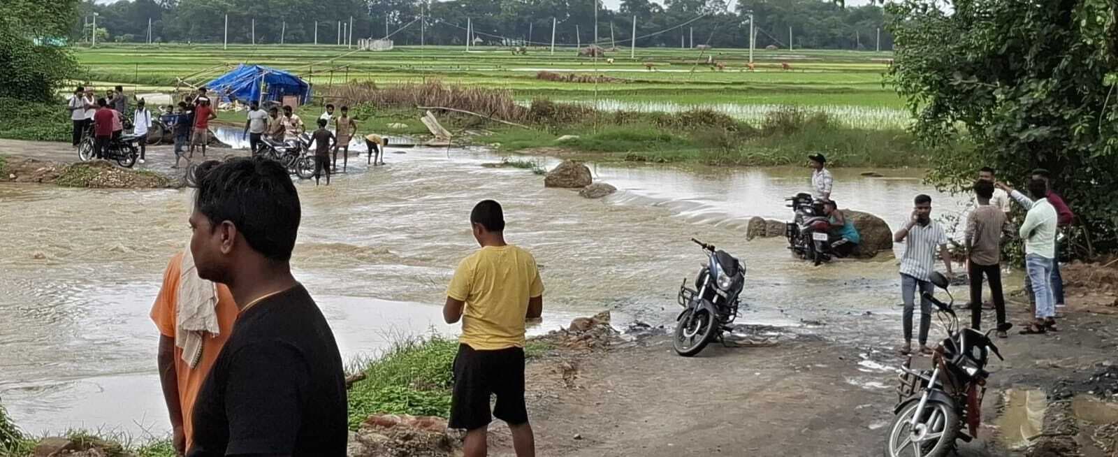 गंगटी नदी पर बना डायवर्सन फिर डूबा, खड़गपुर-तारापुर मार्ग में परिचालन ठप