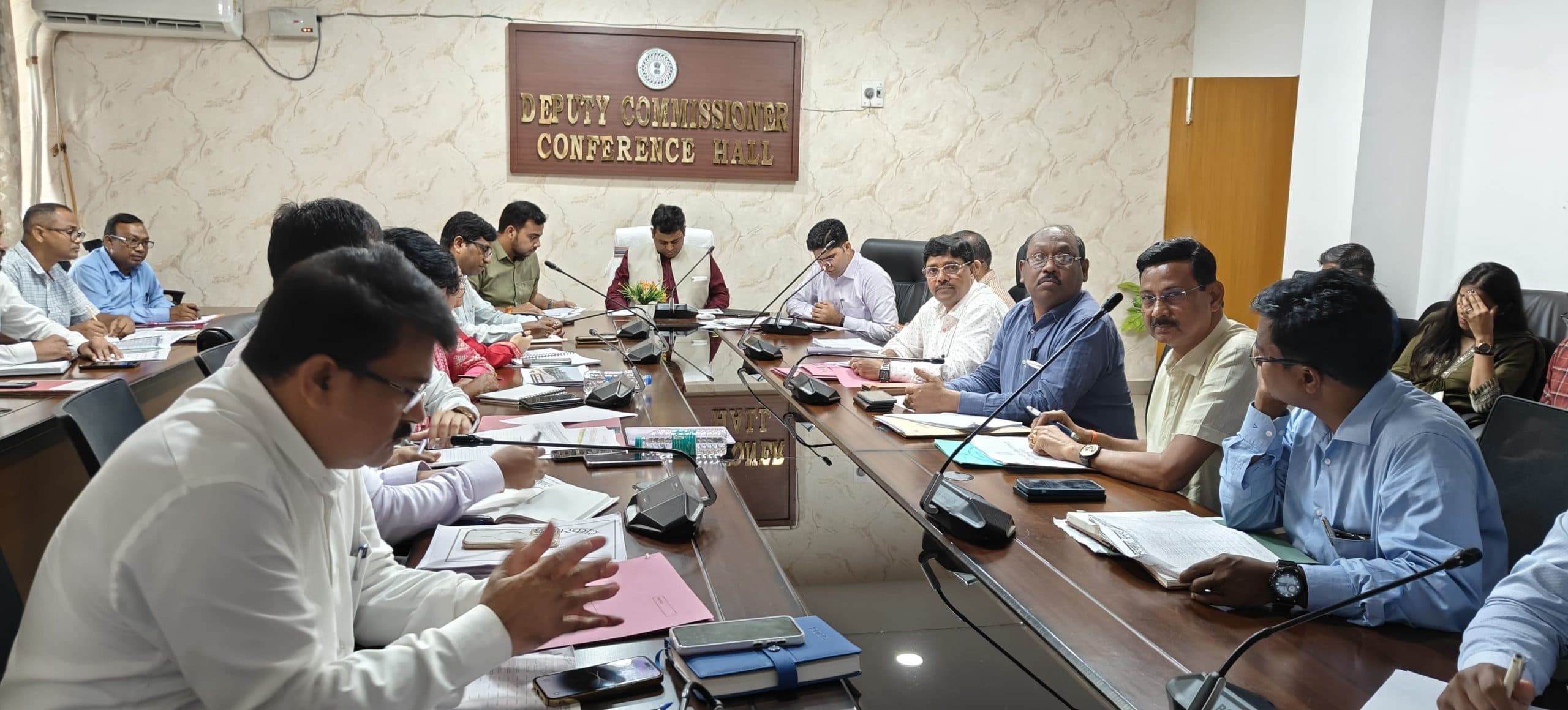 Chaibasa News : रद्द योजनाओं की आवंटित राशि कार्यकारी एजेंसी से वापस लें : डीसी