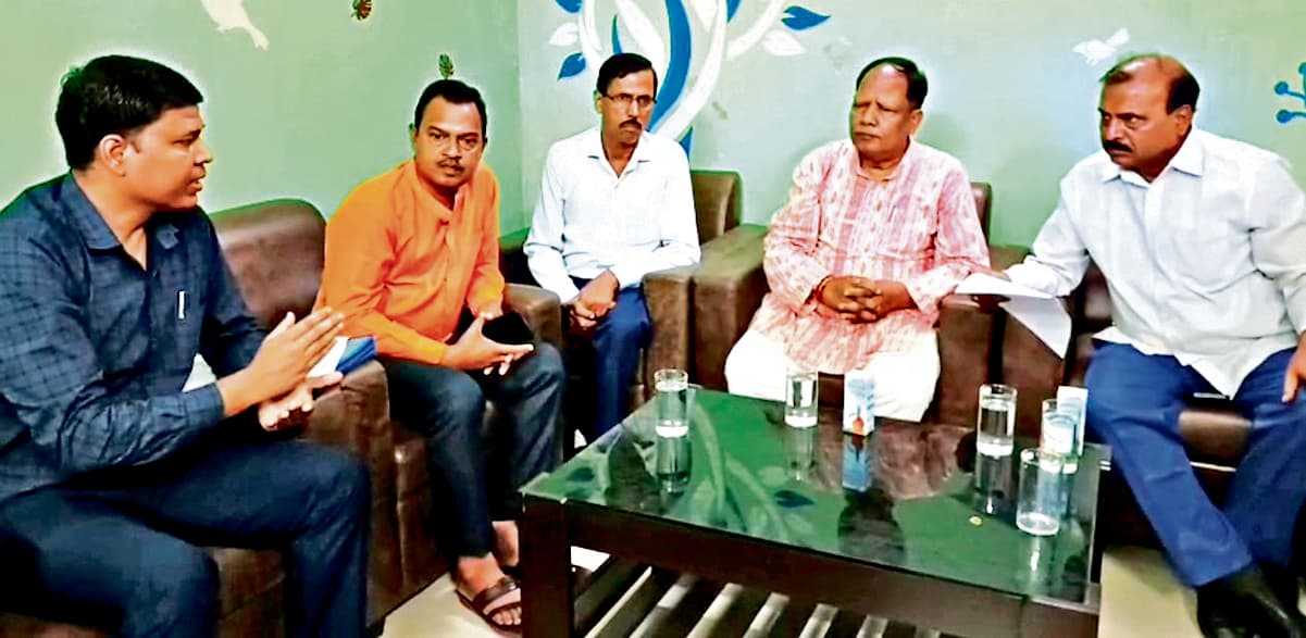 Rourkela News: पार्किंग संचालक और रेलवे अधिकारियों के साथ विधायक ने की बैठक, दर वृद्धि अस्थायी तौर पर की गयी स्थगित