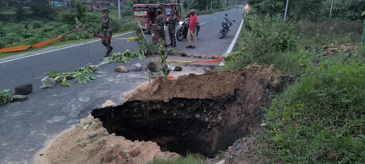 Giridih News: एनएच 114 ए गिरिडीह-डुमरी मार्ग पर भूधंसान से बना 12 फीट गहरा गोफ