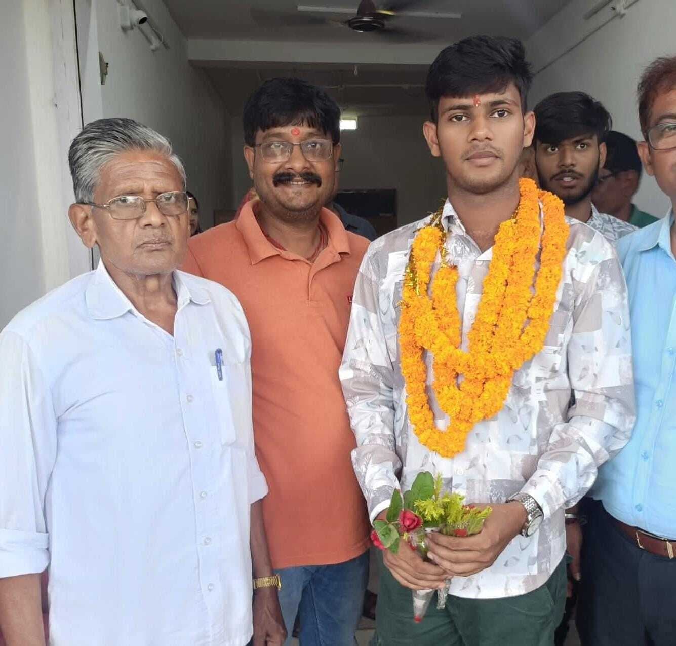 Giridih News: जेपीएससी में सफल राहुल विश्वकर्मा का ननिहाल में स्वागत