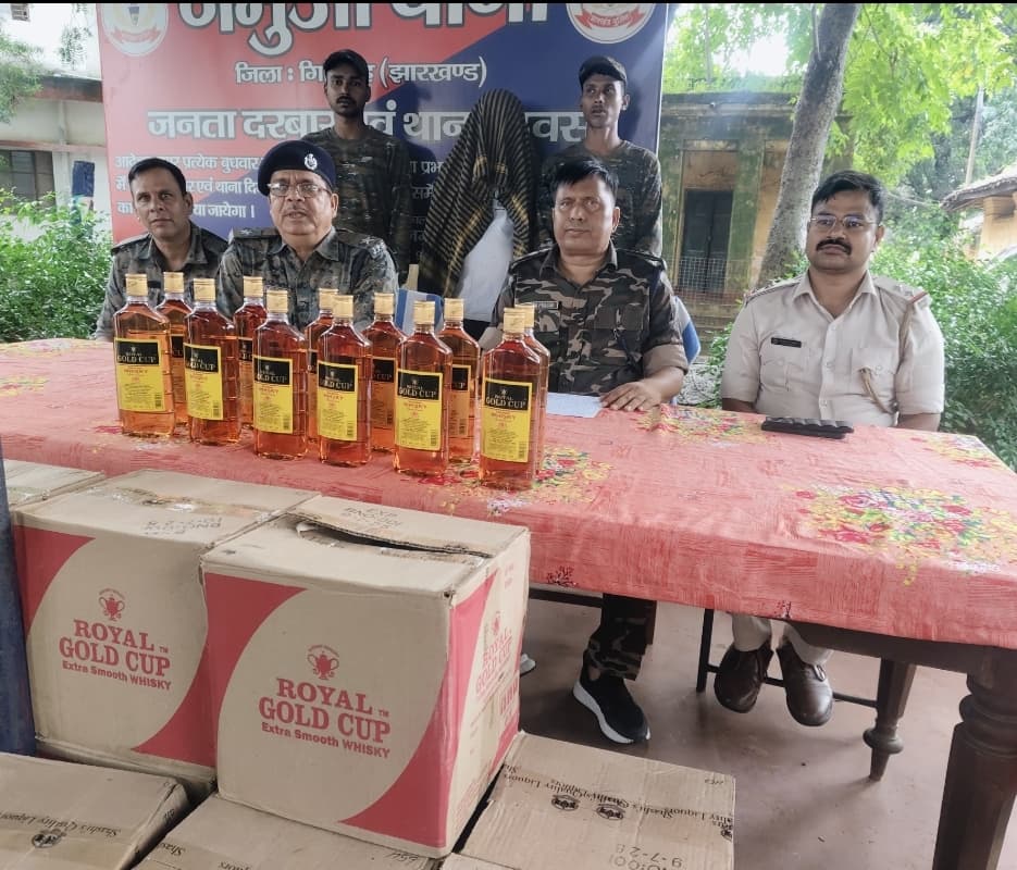 Giridih News: कार समेत 25 पेटी नकली विदेशी शराब जब्त, एक गिरफ्तार