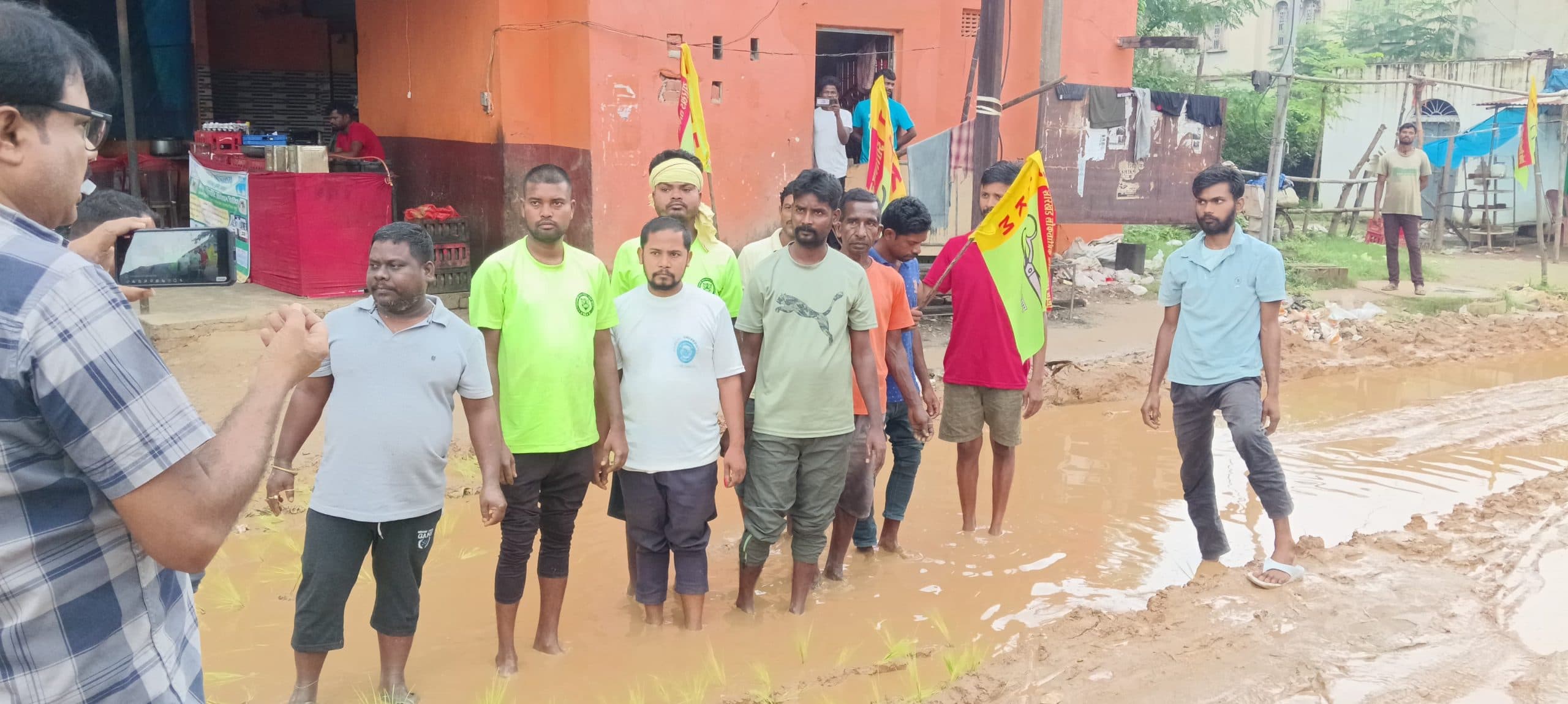 Chaibasa News : विरोध का अनोखा तरीका, सड़क पर रोप दिया धान