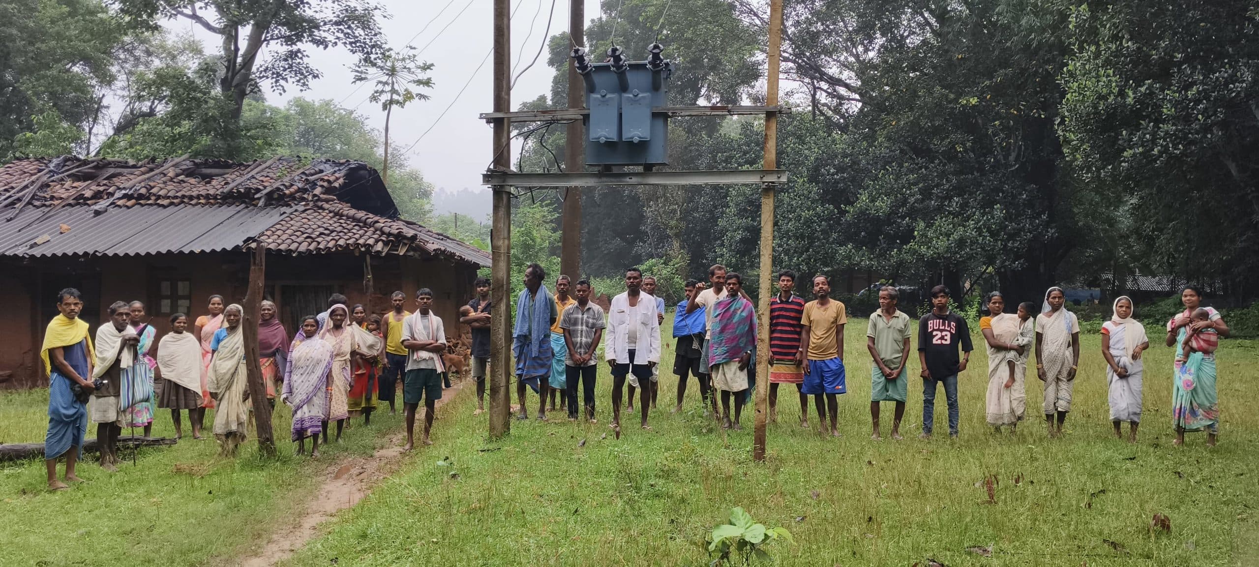 Chaibasa News : दो महीने से ट्रांसफॉर्मर खराब, अंधेरे में ग्रामीण