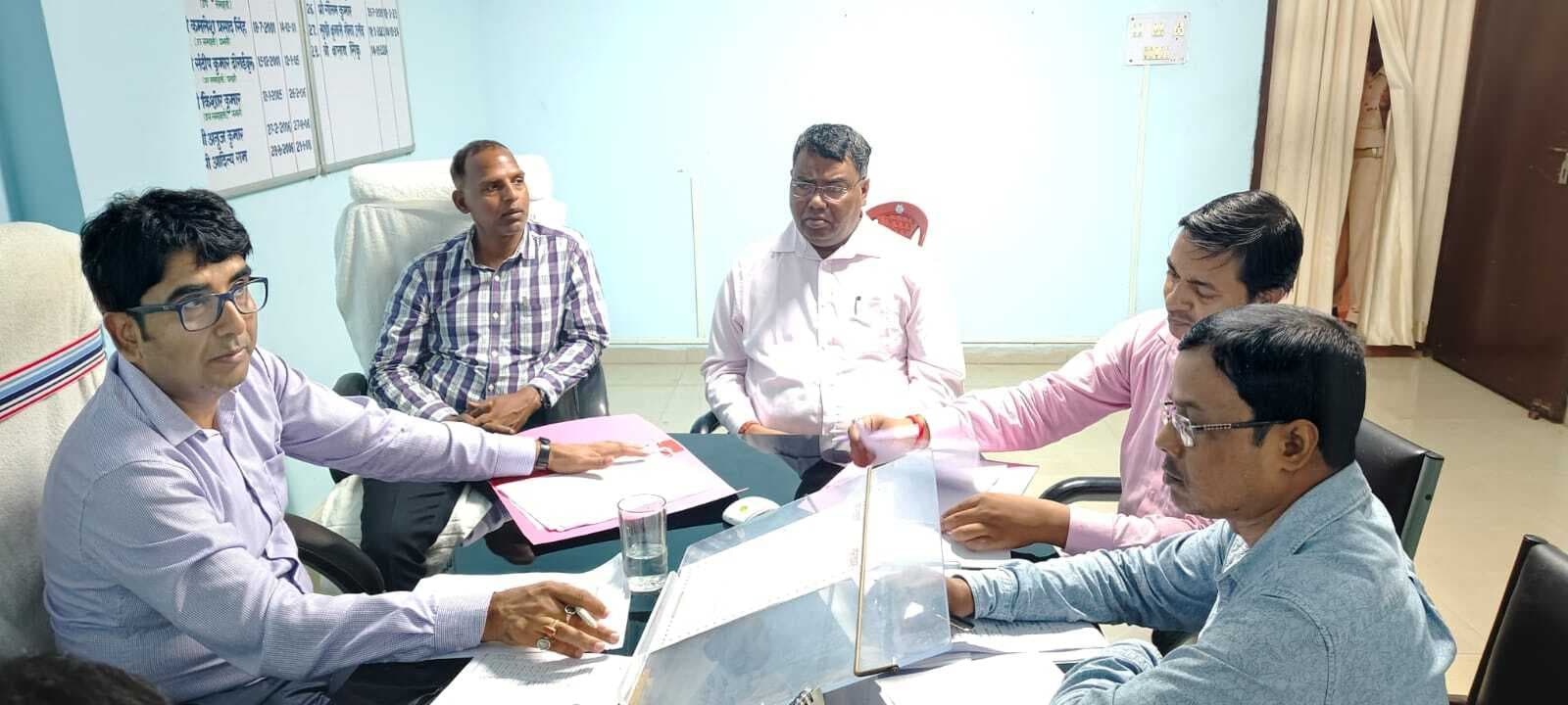 Seraikela Kharsawan News : लंबित आवेदनों का ससमय निष्पादन का निर्देश