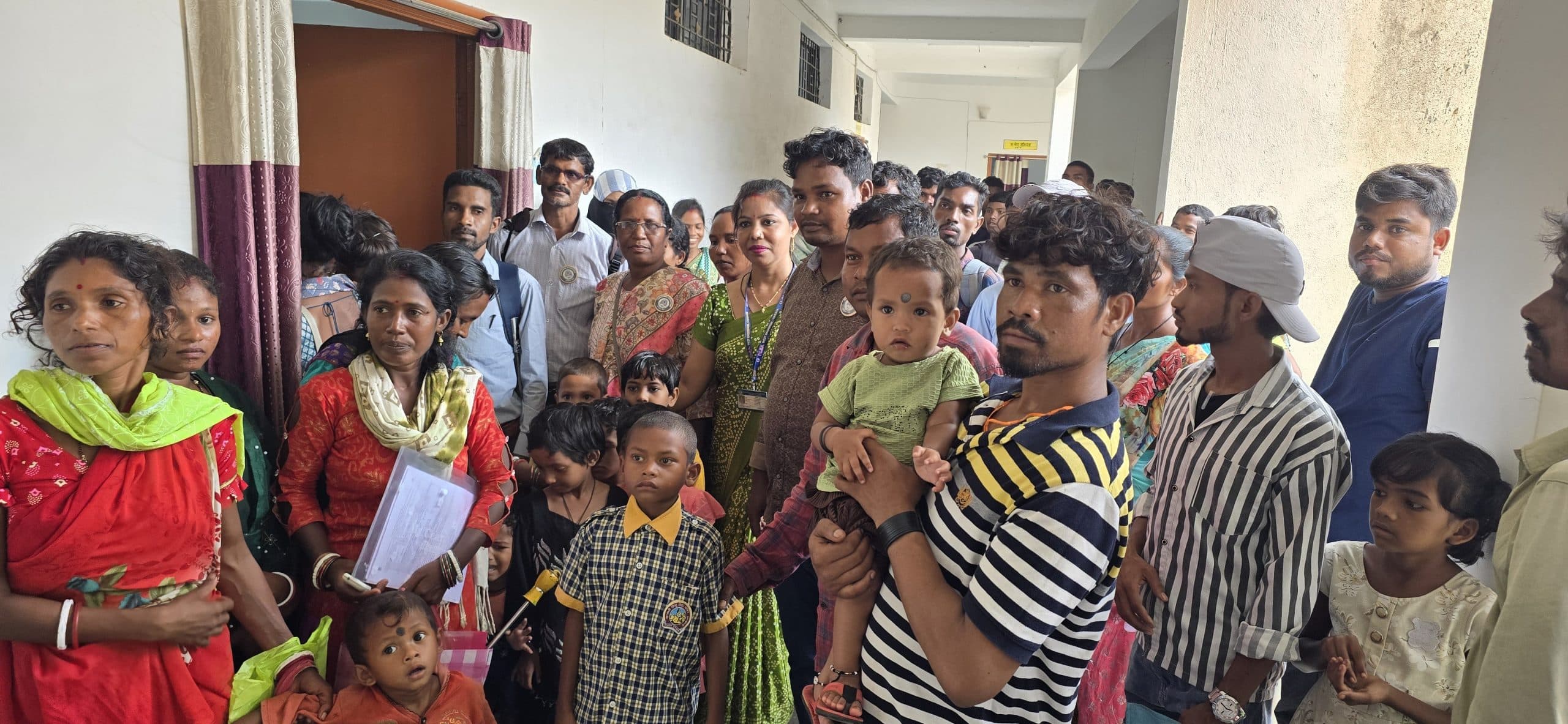 Chaibasa News : बच्चों के साथ सुबह पांच बजे पहुंचे थे ग्रामीण, 12:30 से शुरू हुआ पंजीकरण