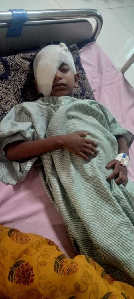 Bhagalpur news बेटी की आंख की रोशनी के लिए भटक रहे पिता