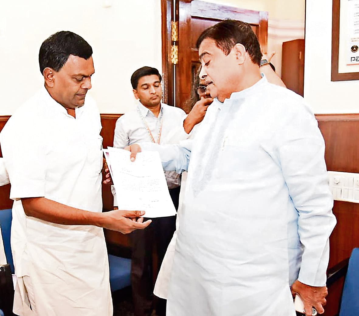 Political news : नितिन गडकरी से मिले डॉ लंबोदर, गोमिया-रामगढ़ के लिए मांगी सड़क