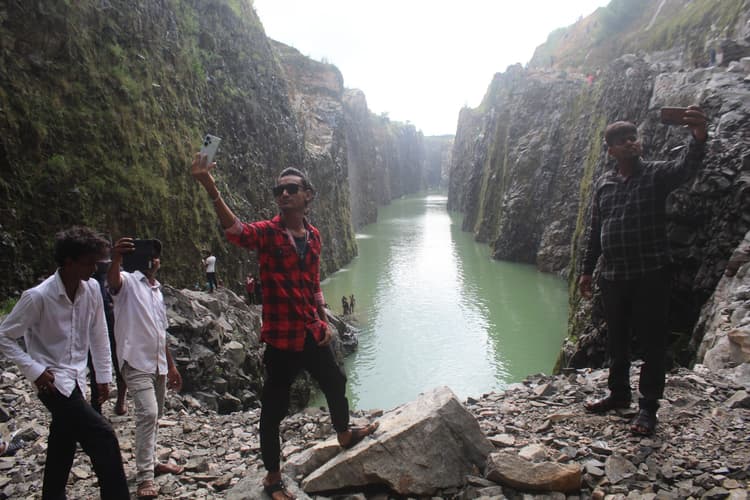 Giridih News: बंद खदान में पानी भरने से झील जैसा दृश्य, सेल्फी लेने जुट रही है भीड़, हो सकता है खतरा