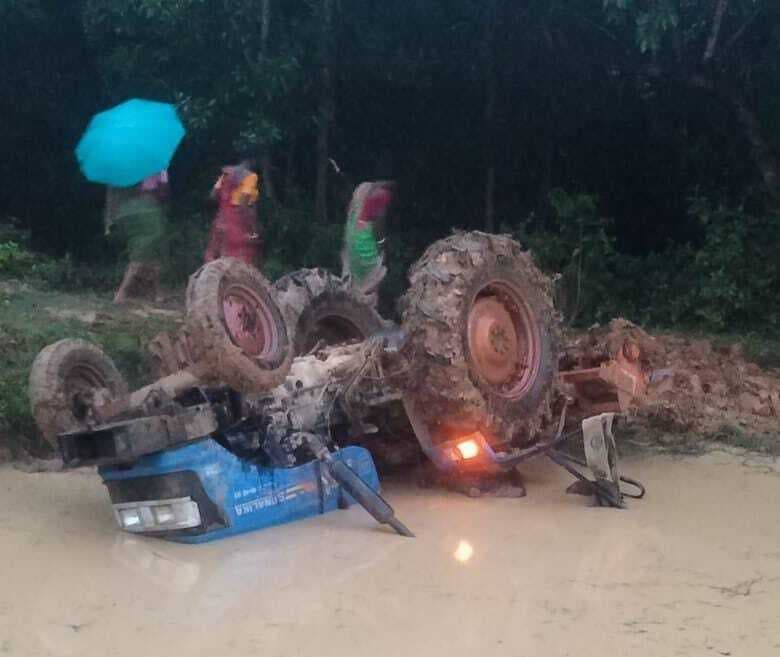 East Singhbhum News : खेत में चक्का फिसलने से ट्रैक्टर पलटा, दबने से चालक की मौत