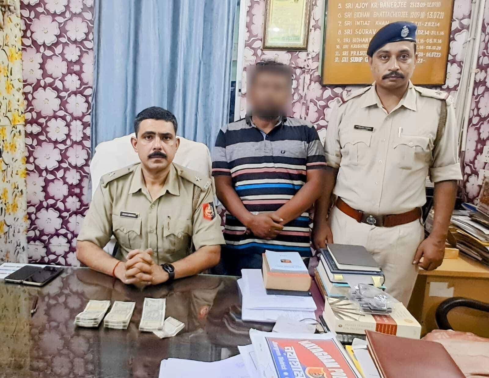 East Singhbhum News : पीएम आवास के लाभुक से 63 हजार लूट का आरोपी गिरफ्तार