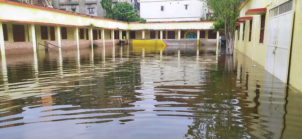 बारिश से स्कूल परिसर में घुटने भर जल जमाव