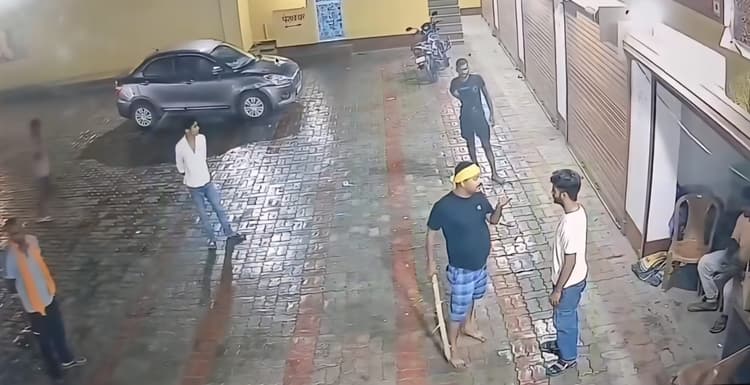 ढाबे में मटन खाने से रोका तो मुखिया पति ने की मारपीट