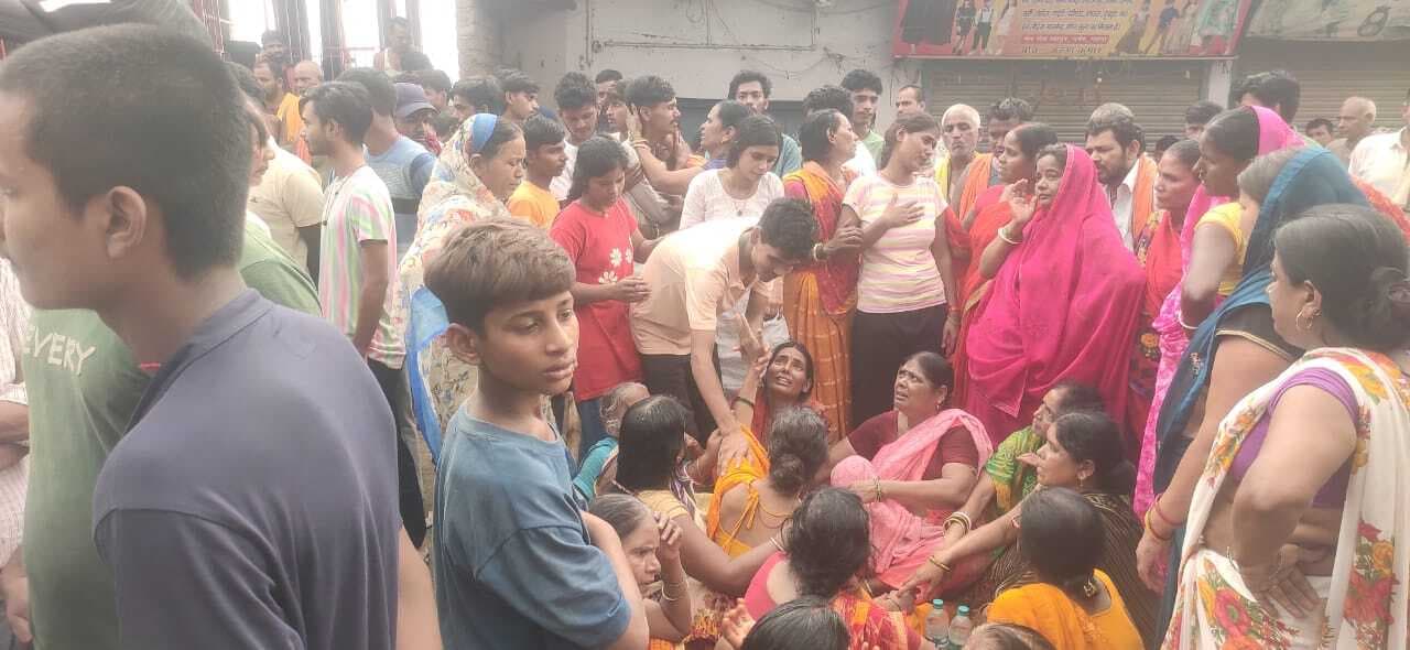 युवक की हत्या के विरोध में सड़क जाम पांच दिन पूर्व बोरे में बंद मिला था शव