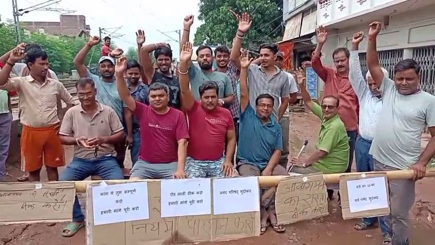 पुरानी बाइपास पर जलजमाव, लोगों का प्रदर्शन