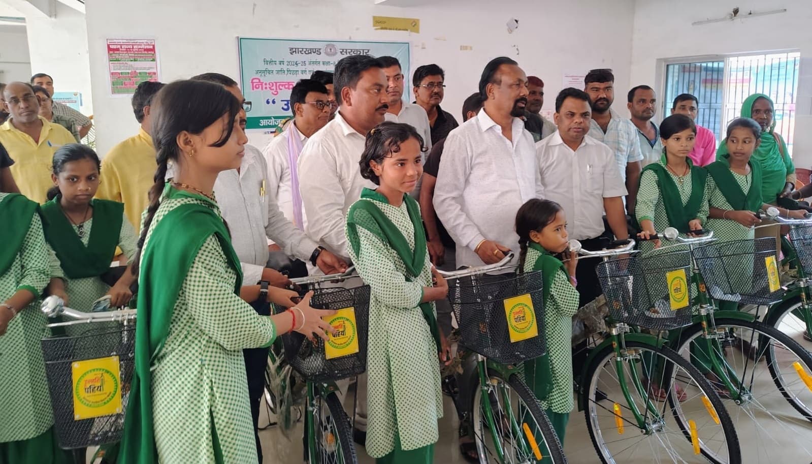 Bokaro News : चंदनकियारी में 309 विद्यार्थियों के बीच साइकिल का वितरण