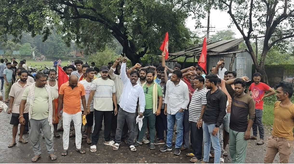 Dhanbad News : भौंरा में मैनुअल लोडिंग की मांग को ले असंगठित मोर्चा ने की नारेबाजी