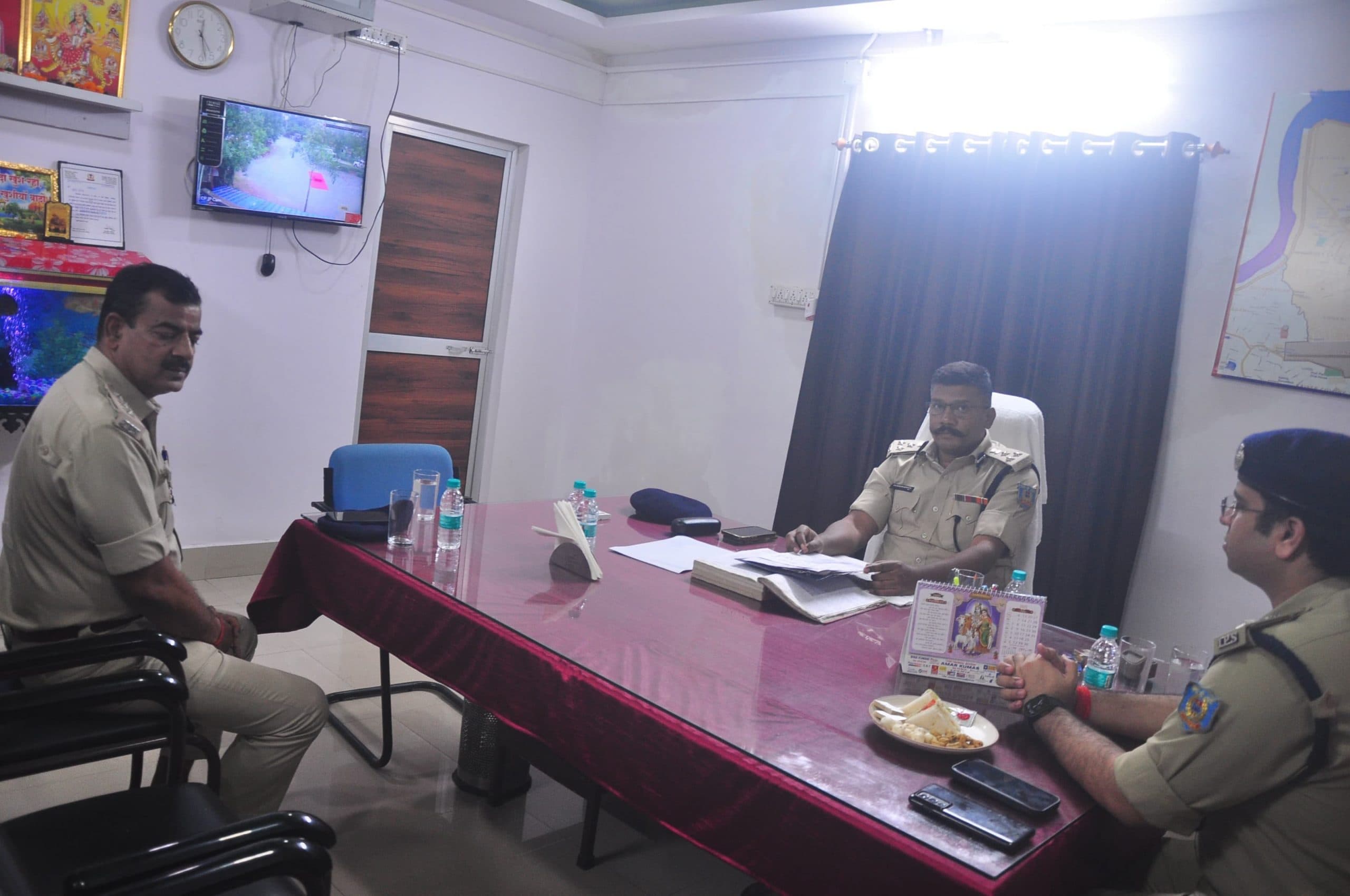 Jamshedpur News : डीआइजी ने सोनारी थाना में लंबित केस की समीक्षा की, जतायी नाराजगी