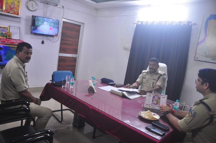 Jamshedpur News : डीआइजी ने सोनारी थाना में लंबित केस की समीक्षा की, जतायी नाराजगी