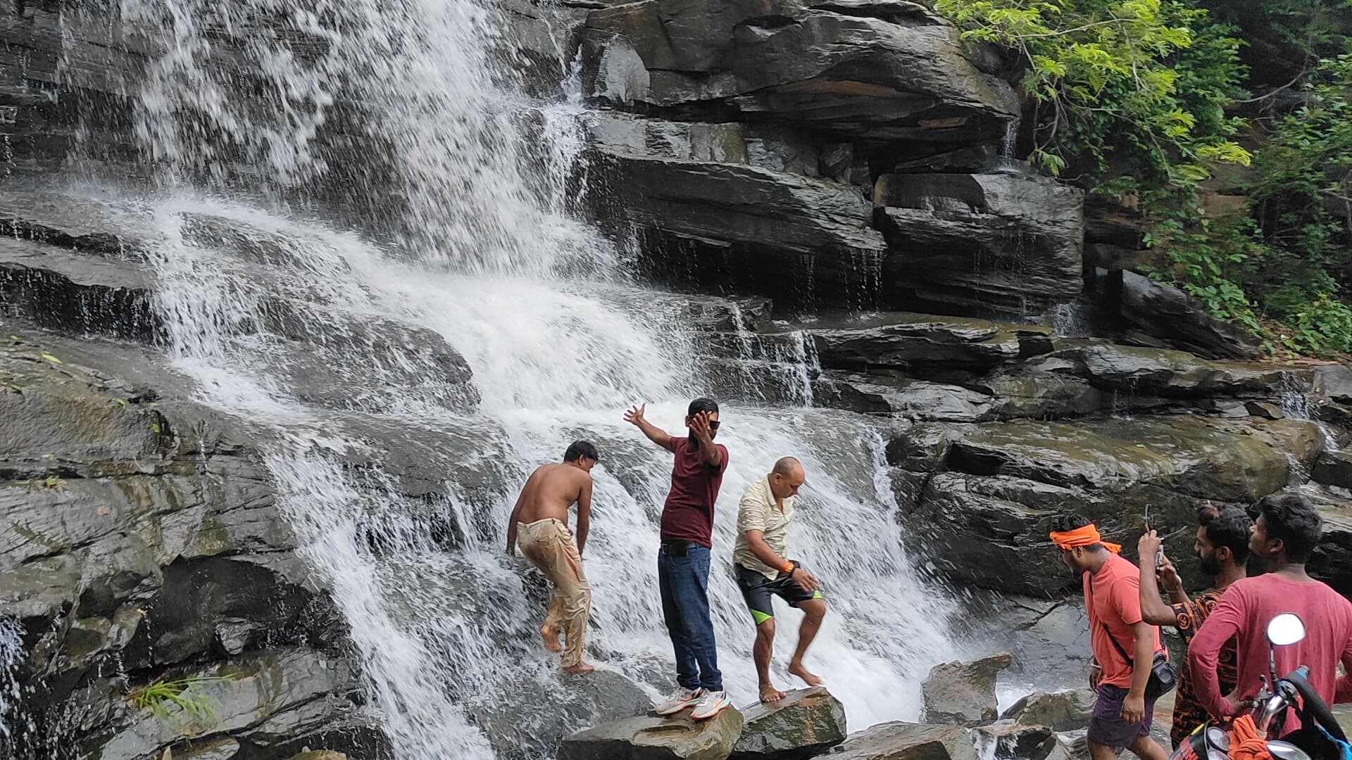 बारिश से चेनारी में पहाड़ों से बह रहे झरने, लुत्फ उठाने पहुंच रहे हैं लोग