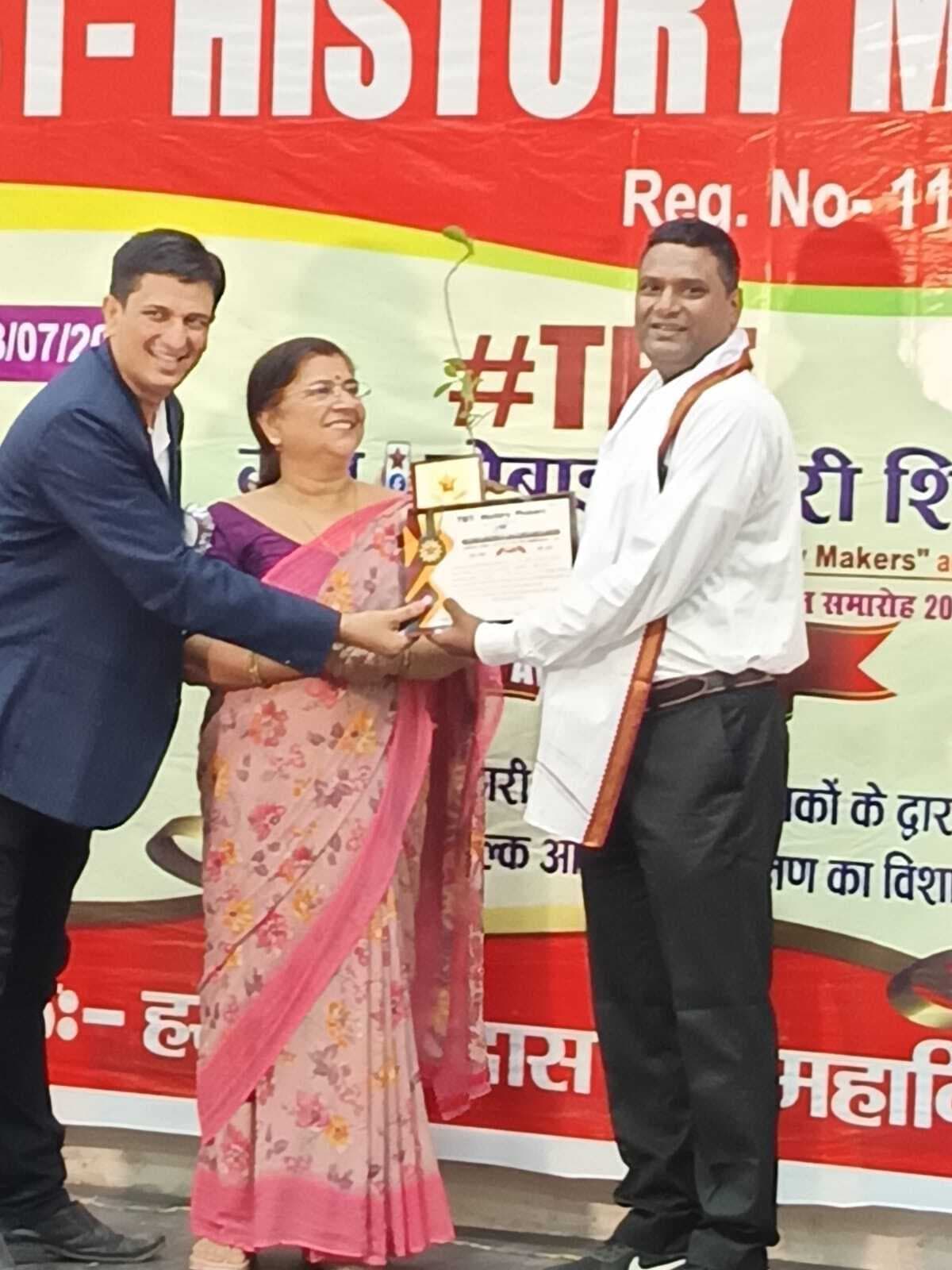 सबेया टोला के शिक्षक मो. वली उल्लाह अंसारी आरा में हुए सम्मानित