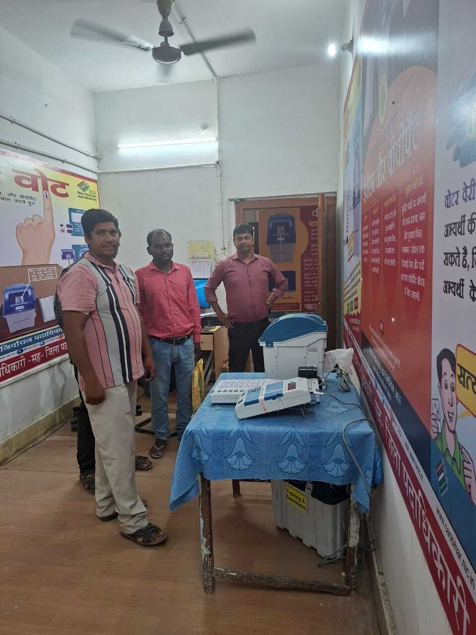 इवीएम को परखने व वोट डालने का तरीका सीखने में जुटे युवा मतदाता