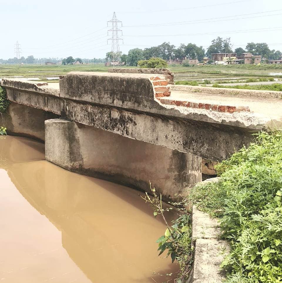 पुल की रेलिंग टूटी, खतरे में राहगीरों की जान