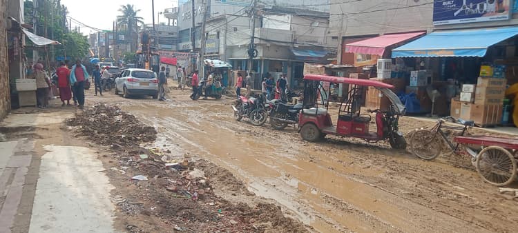 Saran News : शहर के प्रमुख बाजारों में जलजमाव से कारोबार हो रहा प्रभावित