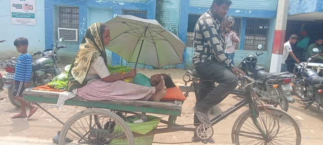 Saran News : सदर अस्पताल में स्ट्रेचर के अभाव में ठेले पर मरीज को ले जाने को विवश परिजन