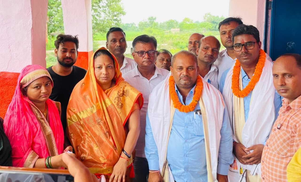 Motihari: शिक्षकों को स्कूली बच्चों ने दी विदाई