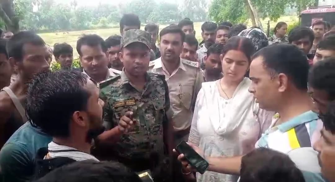 बालू लदे ट्रैक्टर के धक्के से बाइक सवार युवक जख्मी, गंभीर