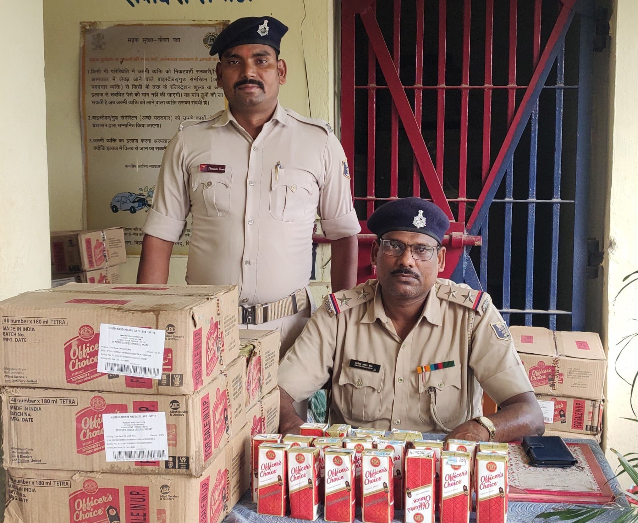 Saran News : पुलिस ने स्कॉर्पियो से 390 लीटर अंग्रेजी शराब की बरामद