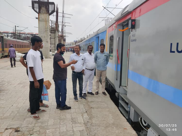 एलएचबी कोच के साथ चलायी गयी गया-पटना पैसेंजर ट्रेन