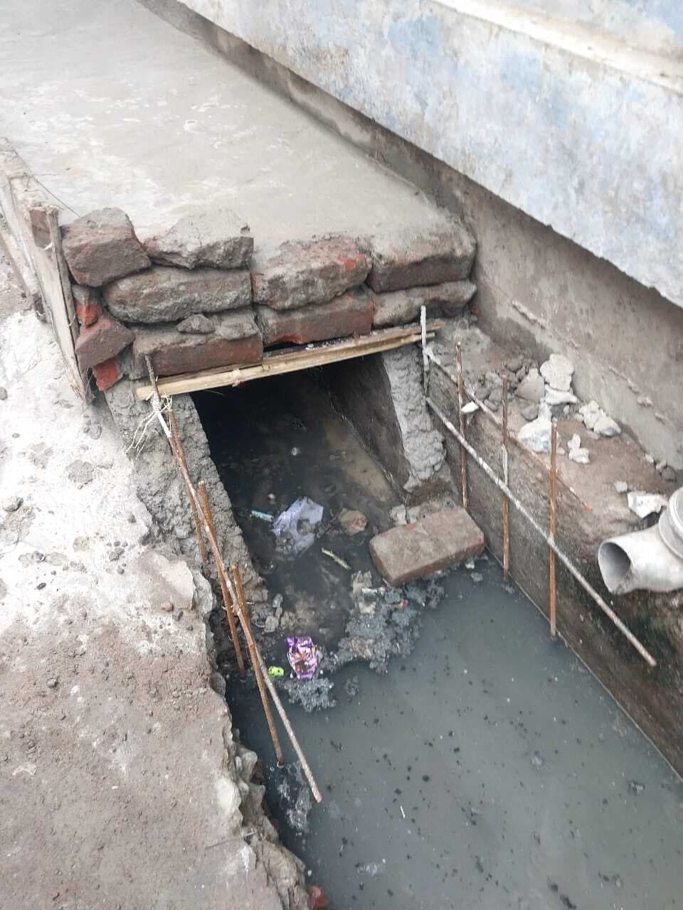 रोड से ऊंचा बनाया जा रहा है नाला, जांच कर हो कार्रवाई: पार्षद