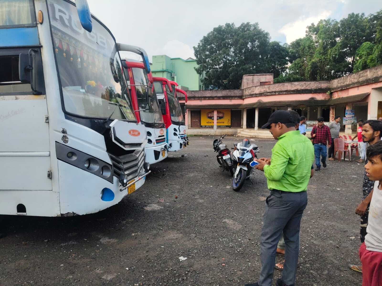 डीटीओ ने की तीन यात्री बसों की जांच, लगाया 75,450 रुपये जुर्माना