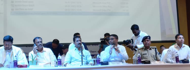 Saran News : 20 सूत्री की बैठक में छाया रहा शहर की साफ-सफाई का मुद्दा