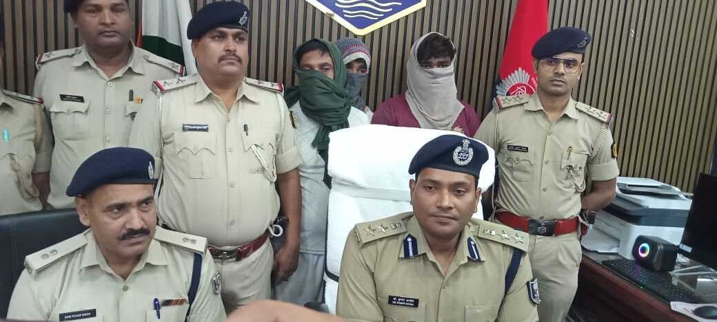 Saran News : हथियार सप्लाइ करने वाले गिरोह के तीन बदमाश गिरफ्तार