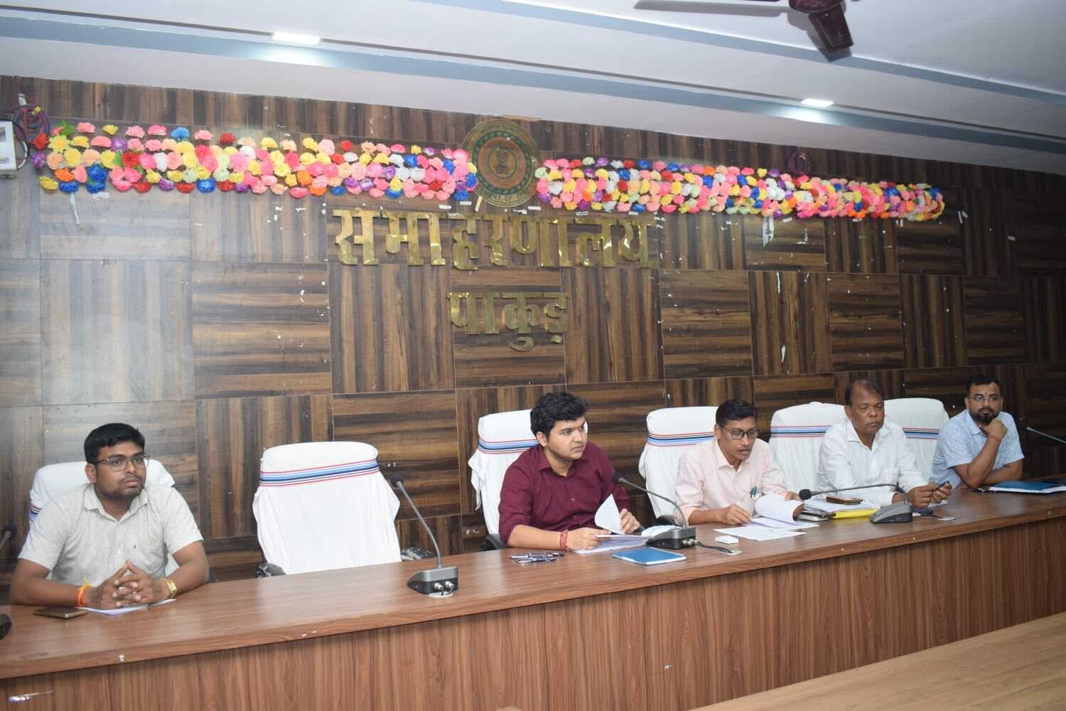 स्कूलों में आधारभूत संरचना निर्माण के लिए दें प्रस्ताव : डीसी