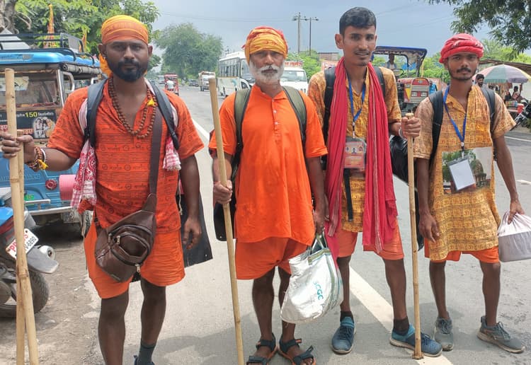 बाबा बैद्यनाथधाम में जल चढ़ाने असम से चार कांवरिया पैदल निकले