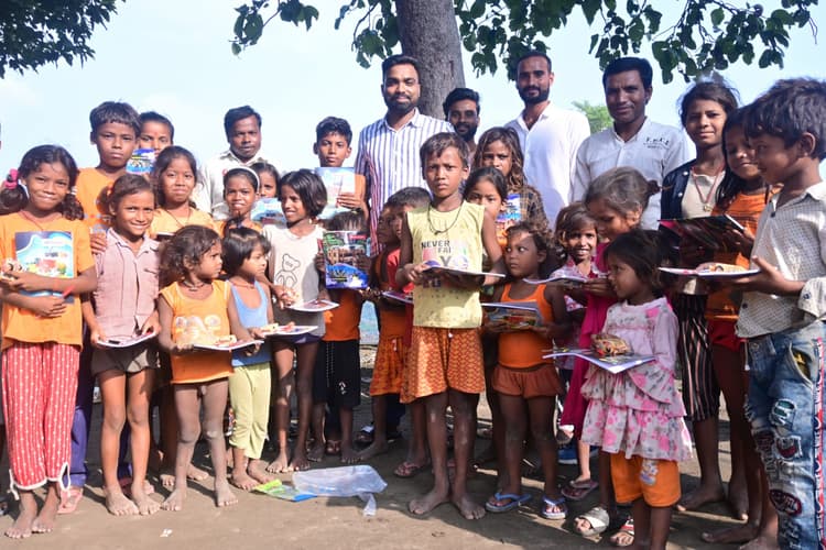 Motihri: बच्चों को दिया गया पाठ्यक्रम सामग्री