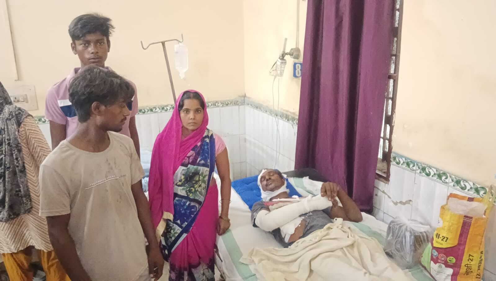 जादोपुर में पानी गिराने को लेकर दो पक्षों में हिंसक झड़प, आठ घायल