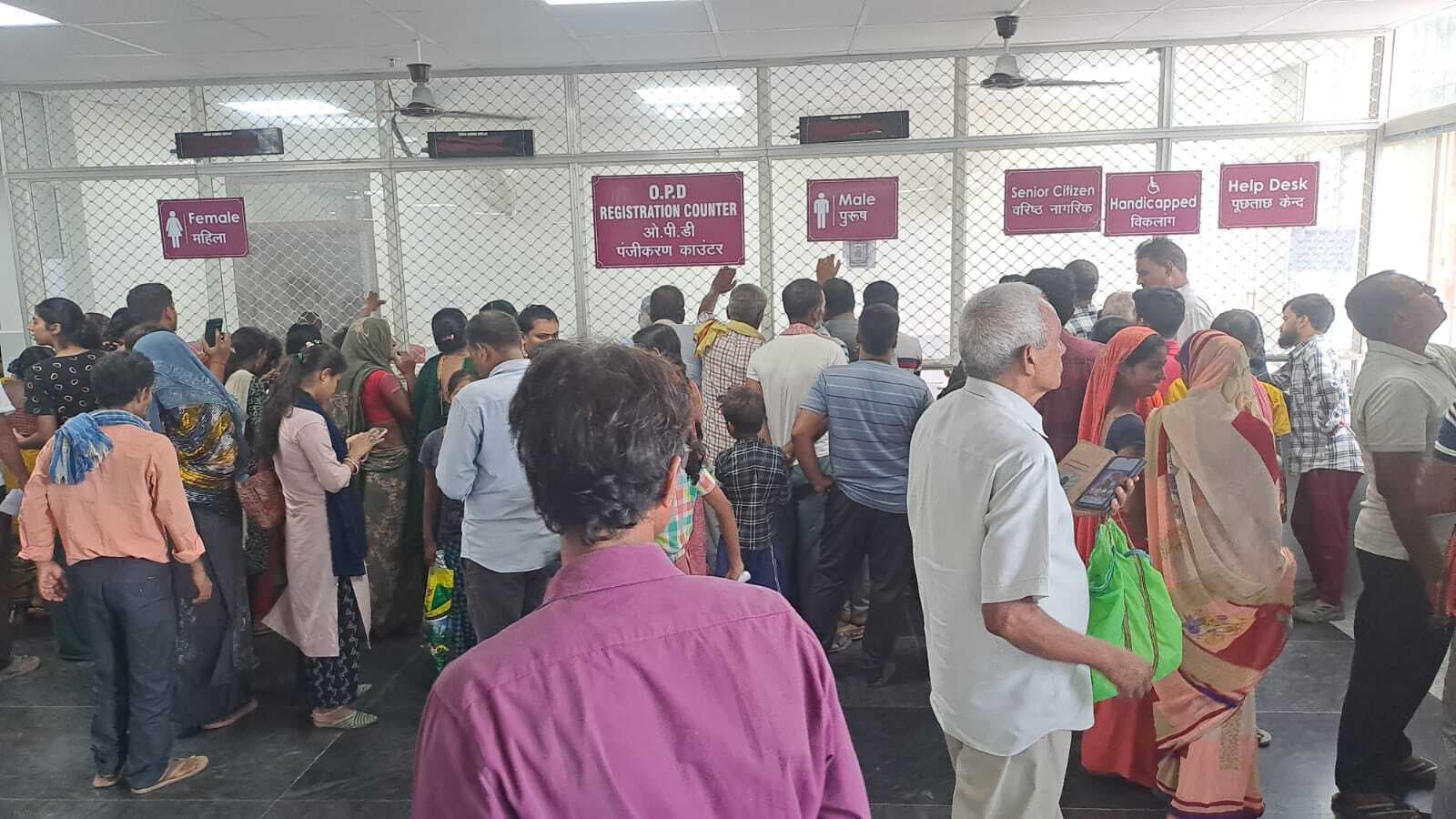 ओपीडी में मोबाइल नेटवर्क व इंटरनेट फेल होने से मरीजों परेशानी